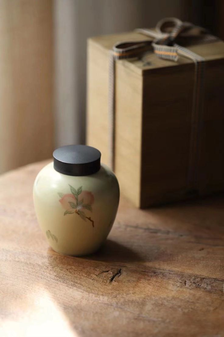 Lidded Tea Caddy Chaire
